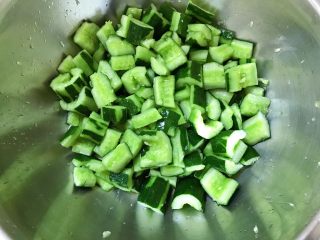 凉拌黄瓜,拌匀腌制15分钟。
