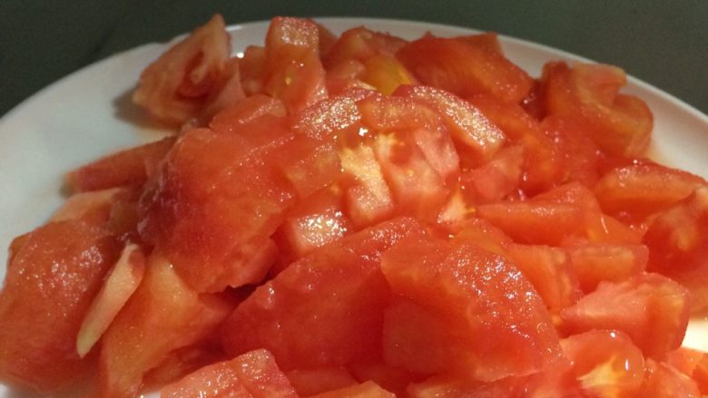 简单美味的番茄肉酱意粉,番茄去皮后切小块。