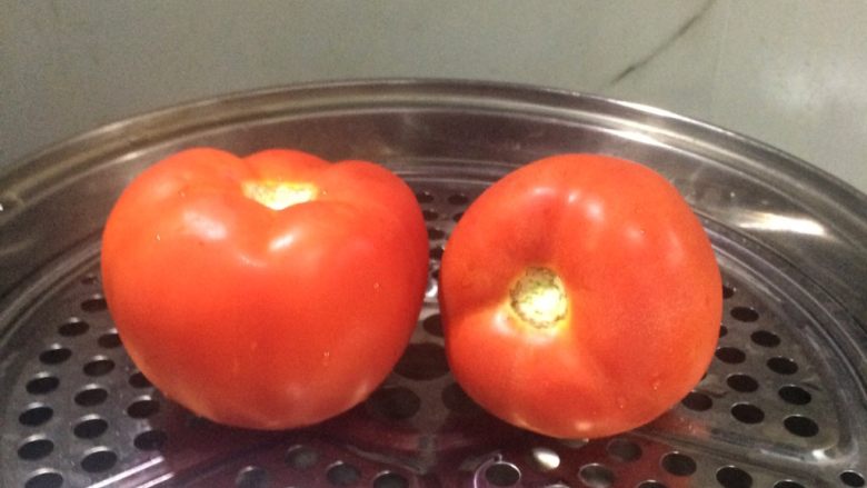 简单美味的番茄肉酱意粉,放番茄蒸一下以便去皮。

也可用热开水泡一会。
