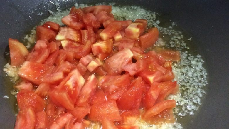 简单美味的番茄肉酱意粉,放入番茄翻炒一下。
