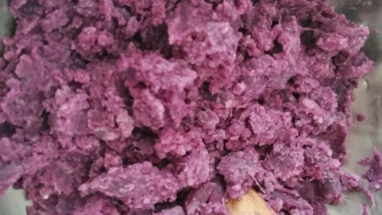 紫薯卷面包,期间开始蒸紫薯，捣成紫薯泥