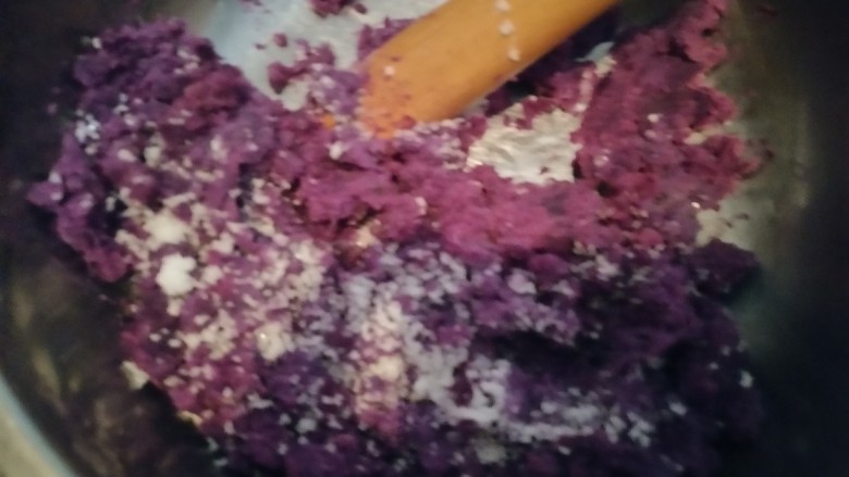 紫薯卷面包,期间往紫薯泥里加点牛奶、白糖（紫薯泥还是有点干的）