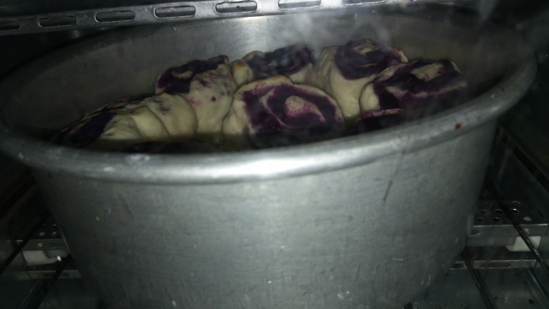 紫薯卷面包,烤箱上下火185度，烤35分钟左右（期间看着颜色差不多就可以了）