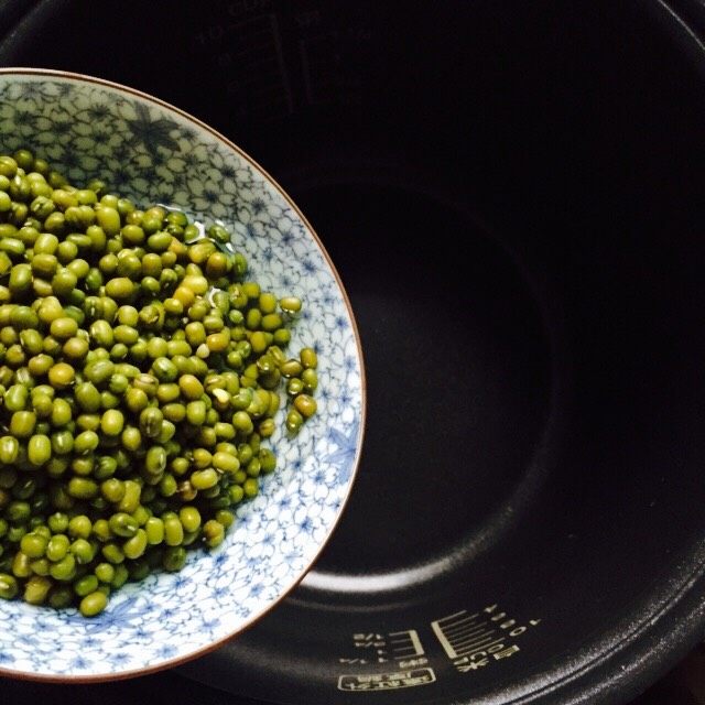 盛夏清热解毒汤+百合绿豆汤,将绿豆清洗干净放入电饭煲内胆