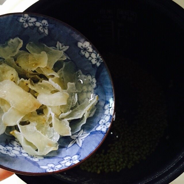 盛夏清热解毒汤+百合绿豆汤,放入清洗干净后的干百合