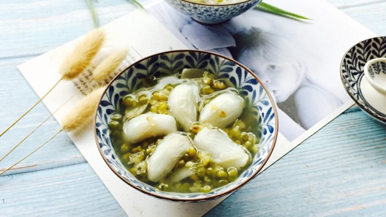 盛夏清热解毒汤+百合绿豆汤,盛在漂亮的器皿中