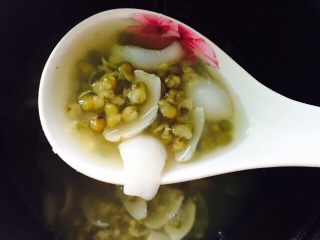 盛夏清热解毒汤+百合绿豆汤,再继续将绿豆煮30分钟至开花即可