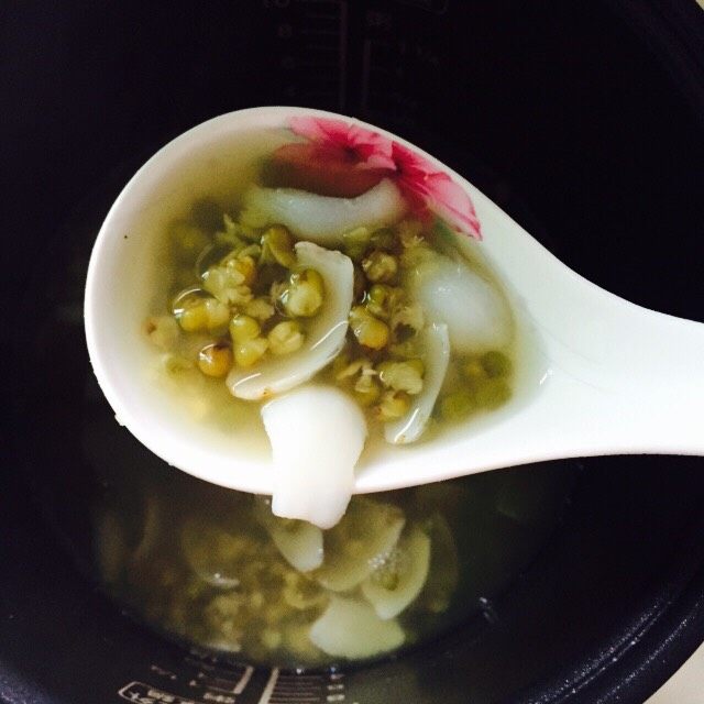 盛夏清热解毒汤+百合绿豆汤,再继续将绿豆煮30分钟至开花即可