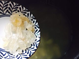 盛夏清热解毒汤+百合绿豆汤,放入黄冰糖搅拌至融化
