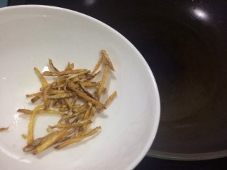 香煎秋刀鱼,4、煎至如照片中的焦黄模样，便可夹走姜丝。