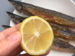 香煎秋刀鱼,9、吃前现挤一点柠檬汁到秋刀鱼上。

鲜味十足的鱼肉配上清新的柠檬香气，鲜美又解腻，味道真是绝了。