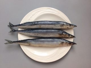 香煎秋刀鱼,1、挑选3条较新鲜的秋刀鱼。

想制作出美味的食物，就必须先学会第一步：挑选食材。