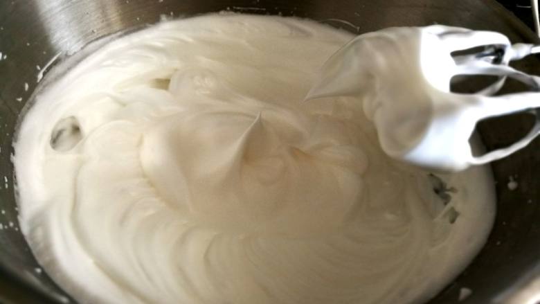 萨瓦林戚风蛋糕,当蛋白打成提起打蛋器成硬性泡沫,打发完成。此时，烤箱120度预热10分钟