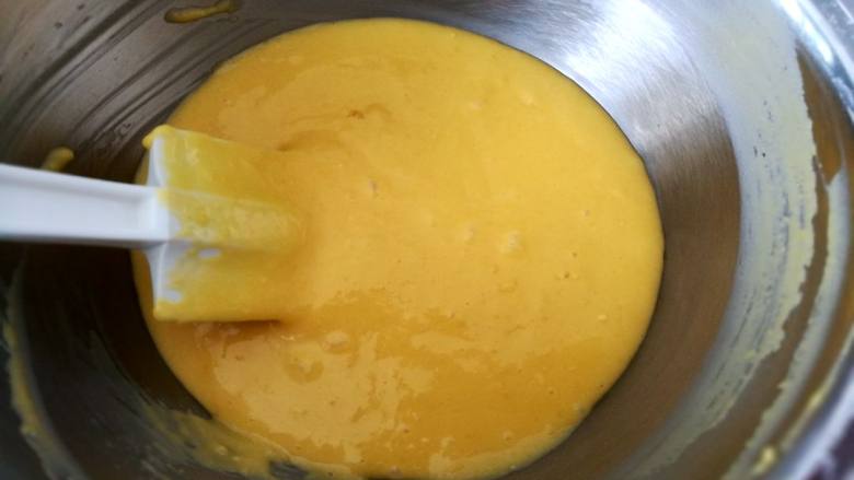 萨瓦林戚风蛋糕,搅拌均匀成细腻蛋黄糊