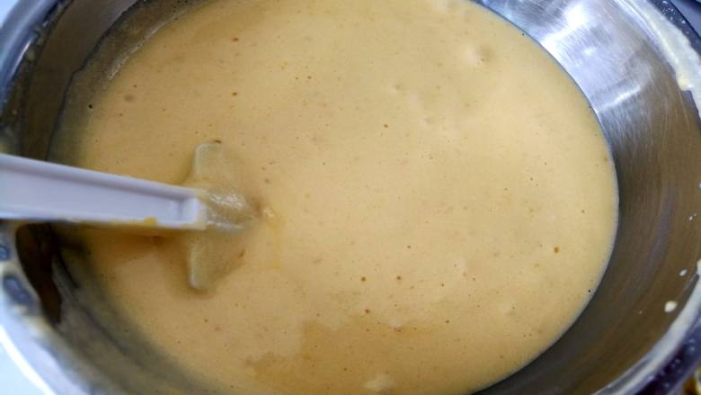 萨瓦林戚风蛋糕,取三分之一蛋白到蛋黄糊里搅拌均匀 
