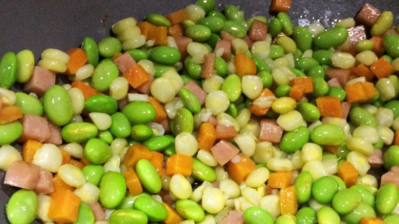 小孩最爱的下饭菜：火腿玉米毛豆杂炒,翻炒均匀即可。
