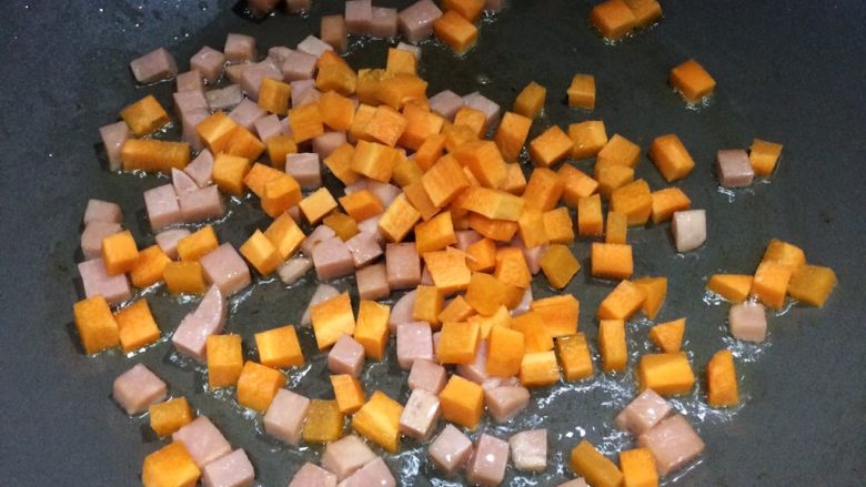 小孩最爱的下饭菜：火腿玉米毛豆杂炒,再放入焯过水的胡萝卜粒翻炒。
