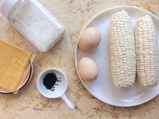 快手营养早餐：芝士甜玉米鸡蛋饼,准备好所有材料。