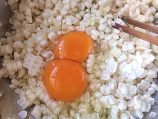 快手营养早餐：芝士甜玉米鸡蛋饼,鸡蛋与玉米粒混合均匀。

注意！重点来啦……

因为这种冰糖玉米比一般的甜玉米体型小，所以用了两根。一般的甜玉米可用1根。

但是不管用了多少玉米，只要保证所有玉米粒能被鸡蛋液包裹起来。这样煎的时候容易成型，不掉玉米粒。