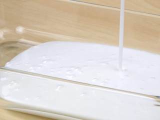 椰香芒果肠粉,趁热将混合液倒一层到方形模具中，放入冰箱冷藏5分钟至凝固