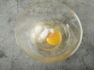 抹茶毛巾卷,找一个大碗把鸡蛋，油，糖混合