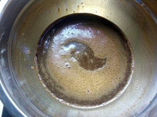 补血补气的红糖红枣蛋糕,隔水加热至50度，不停搅拌。