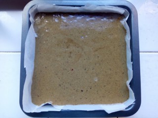 补血补气的红糖红枣蛋糕,模具提前铺好油纸，将面糊倒入模具中，轻震两下，震出气泡。