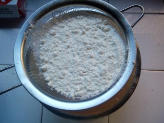 补血补气的红糖红枣蛋糕,低筋粉分三次加入到全蛋糊中翻拌均匀，然后再分三次加入玉米油拌匀。