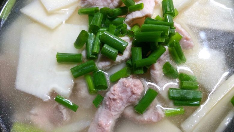 绿笋瘦肉汤,盛入碗里，撒上葱花即可