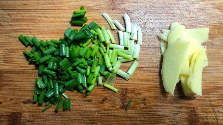 绿笋瘦肉汤,生姜切片，葱切段