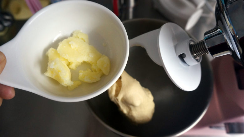 西瓜插画面包,面团揉至筋性时，加入软化的无水黄油。
