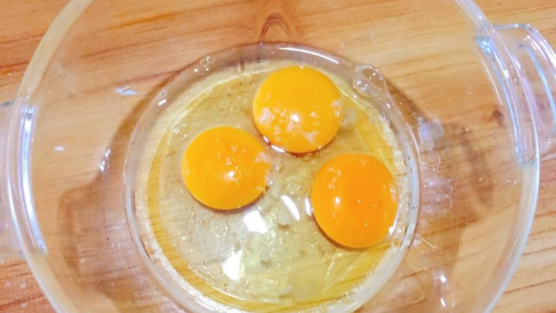 中式手抓糯米饭团,喜欢吃蛋，所以多加了，煎了三个<a style='color:red;display:inline-block;' href='/shicai/ 9'>鸡蛋</a>，配料大家可以随意