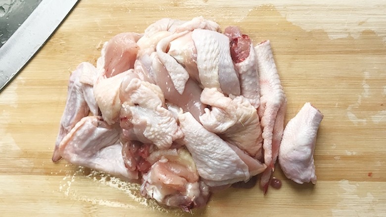 小鸡炖蘑菇,小鸡清洗干净，用斩骨刀把鸡切成5㎝左右的鸡块，不要切的太小哦，因为小鸡肉比较嫩，煮久了容易烂。