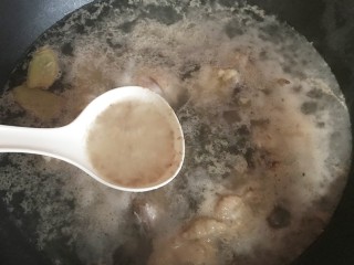 小鸡炖蘑菇,等到水滚开之后，用勺子去除鸡肉的漂浮。