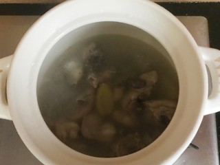 小鸡炖蘑菇,漂浮去除之后，连汤带肉一起倒入砂锅中。