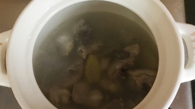 小鸡炖蘑菇,漂浮去除之后，连汤带肉一起倒入砂锅中。
