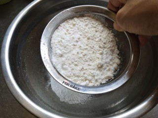 粉红星空马卡龙
<低成本版>,先将面粉和糖粉过筛到干净的盆中