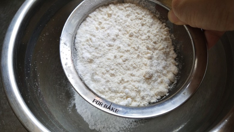 粉红星空马卡龙
<低成本版>,先将面粉和糖粉过筛到干净的盆中