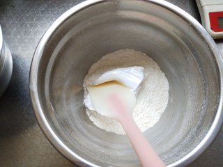 粉红星空马卡龙
<低成本版>,取三分之一蛋白加入面粉中压拌均匀即可
