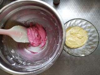 粉红星空马卡龙
<低成本版>,分别加入黄色，粉色色粉，马卡龙颜色要加粉类，不要加液体色素