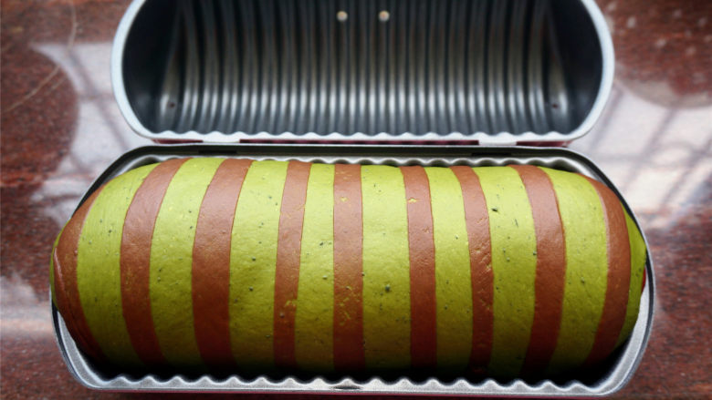 西瓜插画面包,这是发酵好的情况，盖上模具盖子，锁紧扣，上下火180度预热烤箱。
