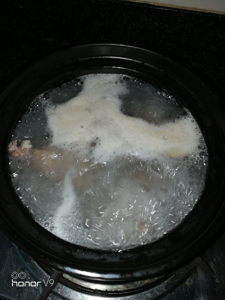 芡实冬瓜排骨汤,煮开后，水倒掉。