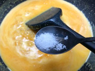南瓜牛奶浓汤,煮沸以后放入1g盐