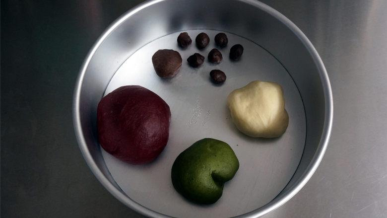 西瓜插画面包,称量切割各部位的面团，其中可可面团分成3克一个的小面团共7个，剩下的可可面团约20克左右，揉圆。