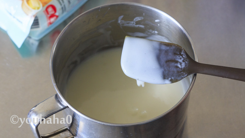 汤种牛奶吐司,将拌匀的面糊小火加热，至浓稠能挂在铲子上的状态即可关火，无需煮熟了，放在一边彻底放凉。也可以晚上做汤种，放冰箱冷藏一夜再用。