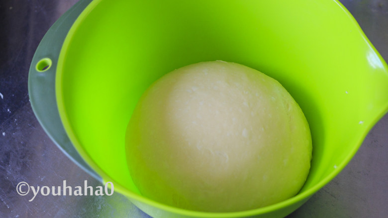 汤种牛奶吐司,面团收圆，放入盆中进行第一次发酵，室温20度，湿度78%。