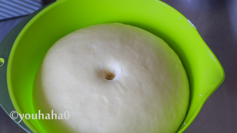 汤种牛奶吐司,夏天温度高，面团发酵很快，50分钟面团就发酵到位。手指沾一点干粉，轻轻戳下去，面团不塌陷回缩就ok了。