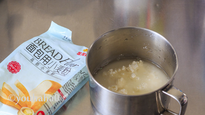 汤种牛奶吐司,先制作汤种，金龙鱼面包用小麦粉加入清水搅拌至无颗粒即可。