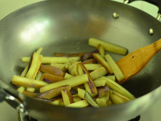 茄子炒豆角,炒至茄子发软后盛出，锅里留少许底油