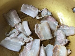 木耳盐煎肉,油热冒烟后，小火，下五花肉，慢慢煎出油脂